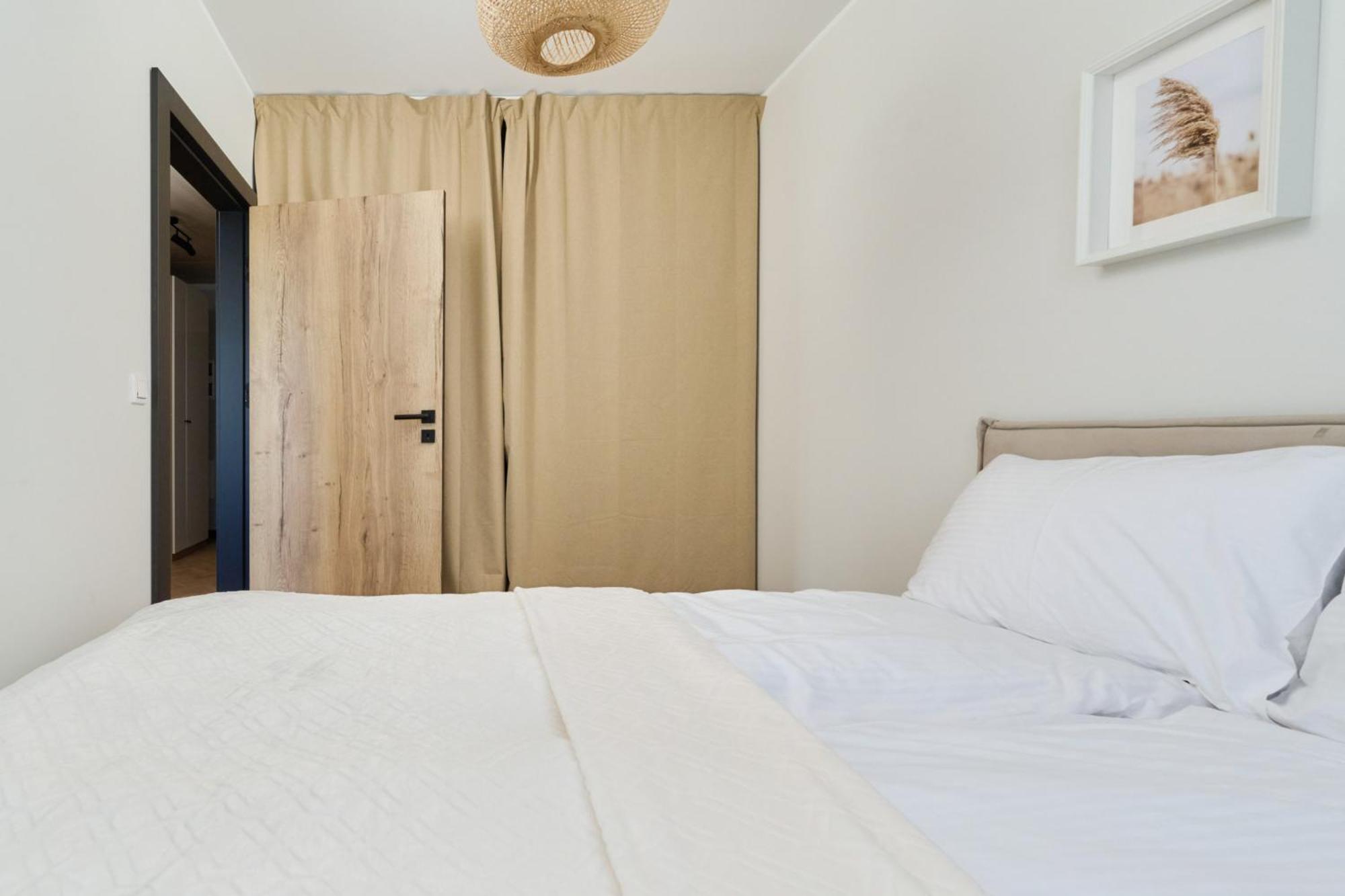 Апартаменти Fresh & Stylish In With Parking & Balcony By Renters *
